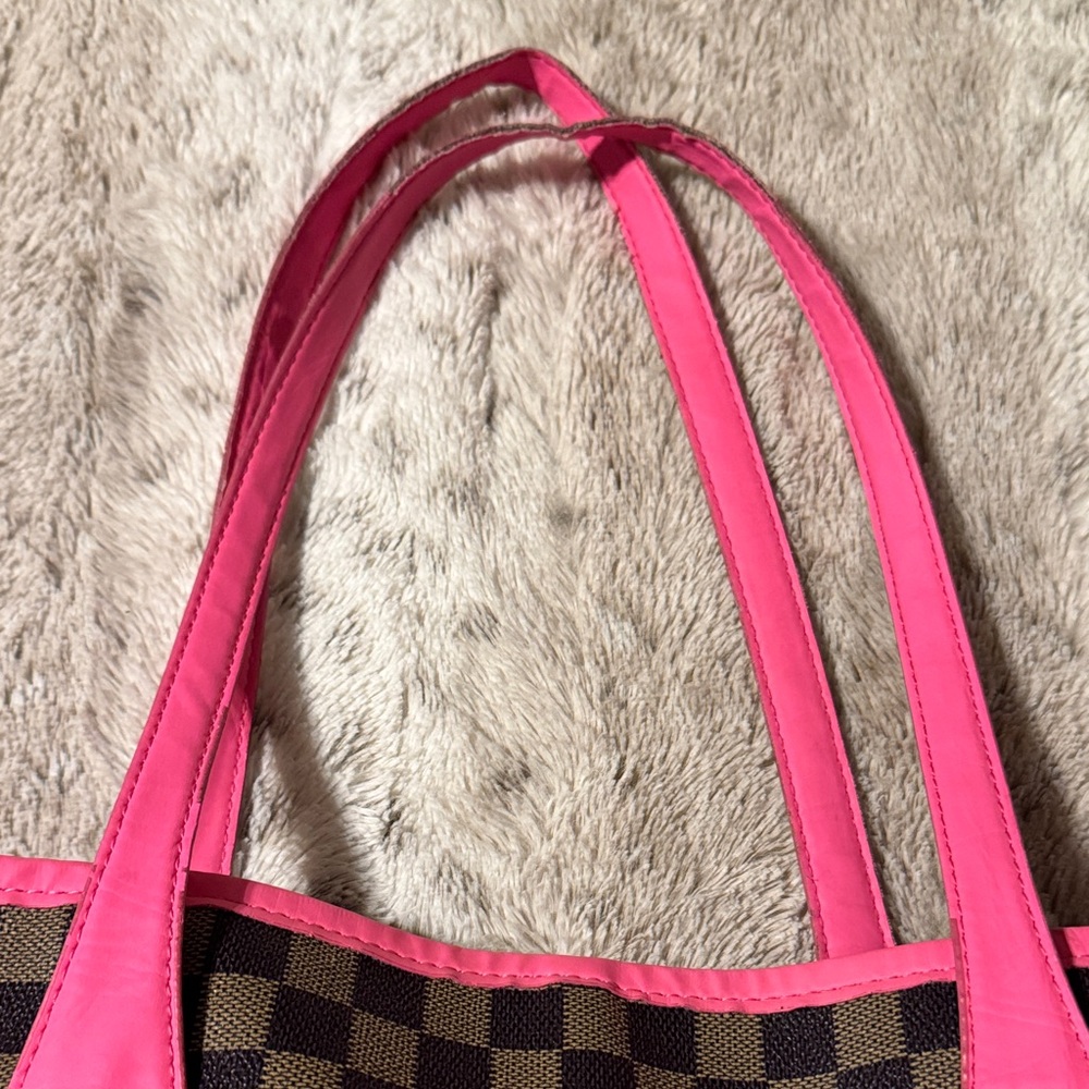 💖Stylish Pink and Brown Checkered Tote Bag - Picture 4 of 10